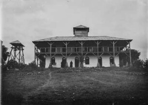 Missionsgebäude mit Glockturm : Gebäude der Katholischen Mission in Kilema mit Glockenturm. Der Garten vor dem Missionsgebäude wurde künstlich angelegt, zwei Missionare stehen an den Eingängen