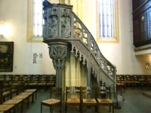 Stiftskirche-Langhaus Innen-Steinerne Kanzel (1504 von Steinmetz Hanselmann) mit Aufgangstreppe sowie reicher plastischer Ornamentik und Figuren in Übersicht von Süden