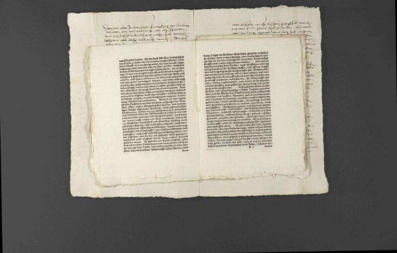 Herzog Christoph von Württemberg und Pfalzgraf Wolfgang übermitteln einander Kirchenordnungen, Mandate gegen Gotteslästerer und Wiedertäufer, auch Abstellung der unflätigen Pluderhosen und gewachster Stiefel, dazu erbittet der Pfalzgraf auch noch die württembergische Kanzleiordnung, auch den Staat des Marschalls, Haushofmeisters und anderer Hofdiener.
