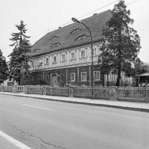 Eibau. Wohnhaus, Hauptstraße 132 : Kottmar-Eibau (Kreis Löbau). Wohnhaus, Hauptstraße 132. (früher Nr. 330, Faktorenhaus, errichtet 1718 vom Leinwandhändler David Berthold für einen seiner Söhne) Haupteingangsseite