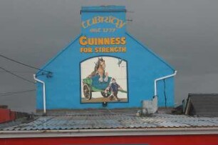 Guinnesswerbung : Giebel eines Pubs im irischen County Clare an der Westküste, aufgenommen im März 2004. Foto Uwe Gerig