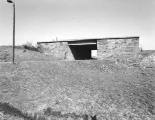 Oberlausitz. Bau des Tunnels Königshainer Berge der Bundesautobahn 4 (1996/1999). Brücke über eine Landstraße
