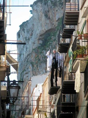 Altstadtgasse in Cefalu an der Nordküste, hinten der Hausberg