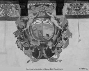 Groteskenfries mit Kartuschen und Wappen