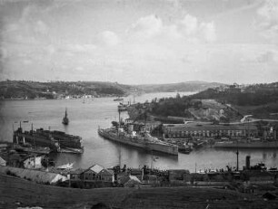 SMS Goeben : Bucht nördlich von Istanbul mit dem Schlachtkreuzer SMS Goeben.
