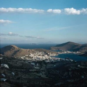 Patmos, Kraterruine, Patmos, 34km2, 2900 Einwohner. Der zerlappte Umriss der Kraterruine. Blick Chora - Skala. Hinten Fourni-Inseln