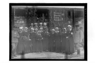 Heimkehr 1918 : 1. Weltkrieg. Heimkehr aus der Türkei über Russland. Gruppenbild, Soldaten und Rotkreuzschwestern mit Blumen geschmückt vor einem Eisenbahnwaggon, 1918