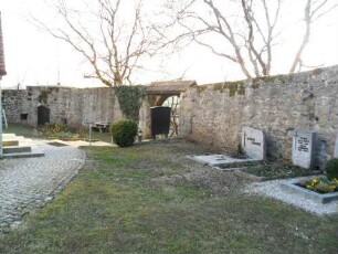 Kirchhof im Westen mit Kirchhofmauer in übersichtlichem Verlauf nach Südwesten sowie Torbogen-25032012Dom