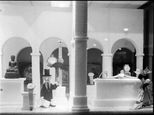 Basel: Uhren, Miniaturen-Museum, Säulenhalle