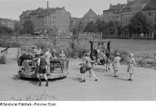 Kinder auf einem Spielplatz