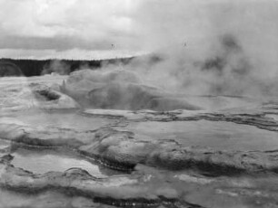 Old Faithful : Sinterrassen am Geysir Old Faithful im oberen Geysir-Becken des Yellowstone-Nationalparks