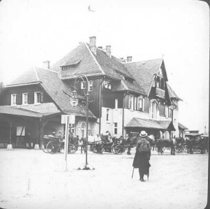 Schreiberhau (Szklarska Poreba). Bahnhof Oberschreiberhau. Empfangsgebäude (nach 1900). Stadtseite mit Pferdekutschen
