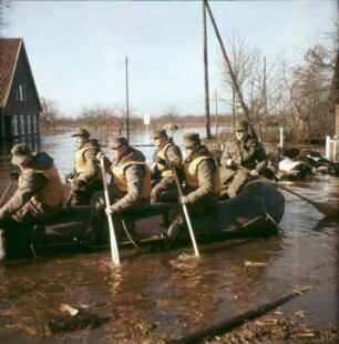 Sturmflut Hamburg 1962. Soldaten der Bundeswehr kommen auf überfluteter Straße im Schlauchboot zur Hilfe