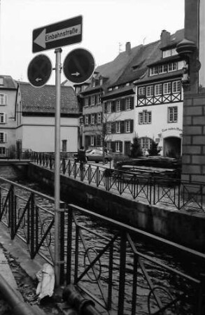Freiburg: Die Insel, von der Feierling Brauerei aus, Vordergrund Gewerbebach