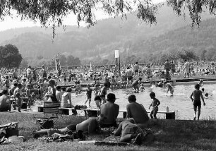 "5000" Leute im Freiburger Strandbad: im Vordergrund Planschbecken