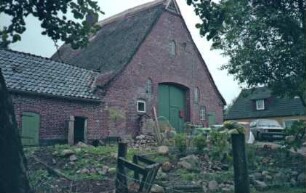 Vinzier: Schäferkamp 2: Kate mit Reetdach: Giebelseite Wirtschaftstrakt mit Scheunentor: links Stallanbau