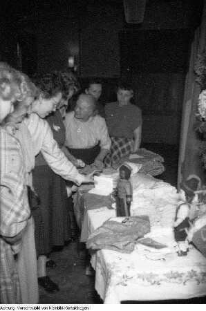 Verschiedene Veranstaltungen des Demokratischen Frauenbundes Deutschlands (DFD), Feier zum Internationalen Frauentag im Deutschen Hygiene-Museum Dresden, Kreiskonferenz in Dresden-Laubegast, Geschenke für den Weltkongress der Mütter in Lausanne, Empfang indischer Frauen, März-Mai 1955