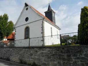 Melpers-Evangelische Kirche - Ansicht von Südwesten mit Langhaus über Kirchhofmauer (als Substruktion Futtermauer)