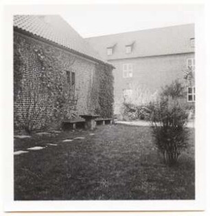 Grünflächen an der Albrecht-Dürer-Schule, Bromberg: Sitzbänke am Gebäude mit Trinkbrunnen