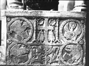 Cividale del Friuli, Dom S. Maria Assunta, Ziborium der Taufe, Brüstungsplatte mit Evangelistensymbolen