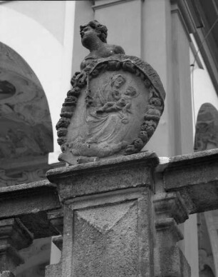 Engel eine Kartusche haltend. Kartusche mit einem Madonnenrelief: Madonna Kájovská