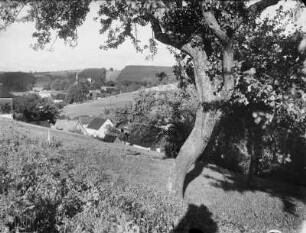Blick auf Bärenstein, im Hintergrund die Dorfkirche
