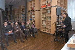 Übergabe von Büchern an Sächsisches Landesgymnasium Sankt Afra Meißen durch Dr. Thomas Bürger (SLUB) im Beisein von Staatssekretär Dr. Frank Schmidt (SMWK) und Schulleiter Dr. Werner Esser