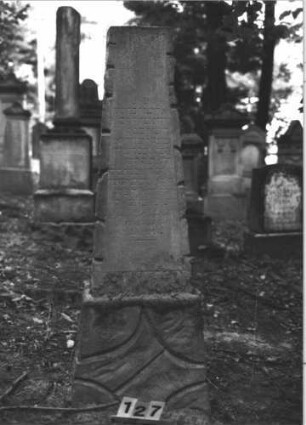 Grabstein 127 (Index: 99898935) Material: Sandstein Zustand: etwas angewittert Maße HxBxT: 154x45x34 cm Beschreibung: Obelisk, Sockel und Seiten felsartig gearbeitet: Grabstein 127