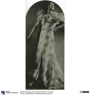 Frau in Kleid