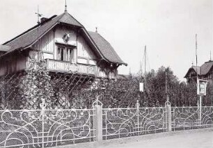 Weißer Hirsch (Dresden-Weißer Hirsch), Loschwitzer Straße (Plattleite) 39. Villa Pekrun (um 1890). Straßenansicht mit Einfriedung