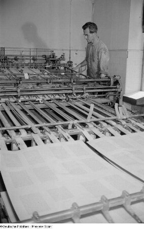 Arbeiter an einer Schnellpresse