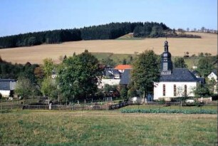 Dorfkirche von S; liegt am südlichen Dorfrand; Gärten und Grünland