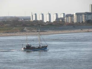 Cuxhaven - Elbemündung mit Stadtteil Duhnen : Ein Fischereischiff fährt zur Elbemündung bei Cuxhaven, aufgenommen am 24. November 2004