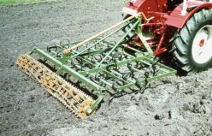 Fotografie: Saatbettbereitung, Federzinkengrubber, Krümelwalze