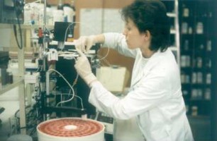 Hamburg. BNI. Mitarbeiterin bei der Arbeit an einem Hochleistungs-Chromatographen