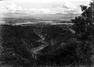 Am Rand des Cochabamba-Beckens : Blick in eine Landschaft mit einem Taleinschnitt
