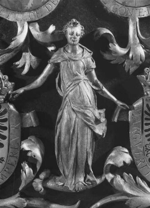 Grabmal Karls des Kühnen von Burgund (+ 1477) — Rechte Längsseite — Frauenfigur zwei Wappen haltend