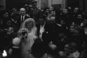 Bukarest: Hochzeit Drechsel: Umringt Brautpaar
