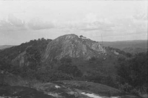 Granitfels südlich des Lukumburu : Bergige Landschaft mit Granitfelsen und Bäumen