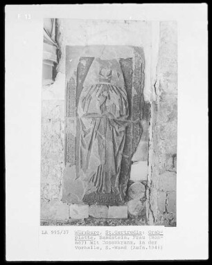 Grabplatte einer Nonne? mit Rosenkranz