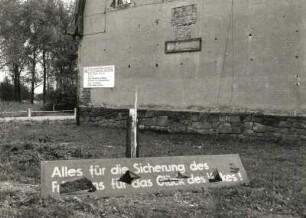 Breunsdorf. Transparent mit Losung vor Gebäude Nr. 30
