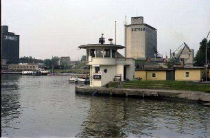Basel: Einfahrt Zollhafen