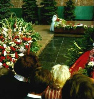 Braut an einem Denkmal vor der Kremlmauer