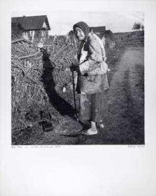 Alte Frau in Mittel-Russland, 1943. Alte Frau zwischen den Fronten. Russland, Mittelabschnitt, (Gorki/Mogilev, vor Smolensk) etwa 1943