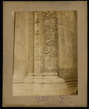 Baptisterium, Pisa: Eingangsportal, Detail Halbsäule und Monatsdarstellungen