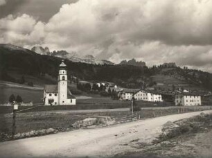Südtiroler Dolomiten. Alpendorf in der Rosengartengruppe