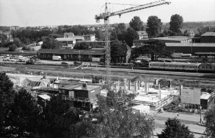 Mommsenstraße 14: Rohbau mit Kran, dahinter Bahnhof, vom Hochhaus (Mommsenstraße 13) gesehen