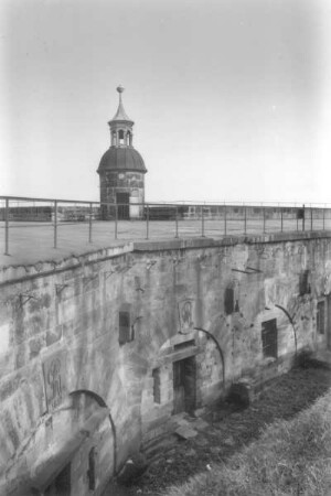 Königstein. Festung. Kaserne IV (1767/1832) und Horn mit Seigerturm (1601)
