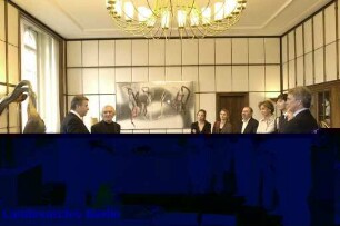 Verleihung des Verdienstkreuzes an Volker Kühn (2.v.l., Regisseur), Berliner Rathaus (Mitte)