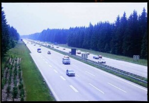 Hofoldinger Forst: starker Verkehr, 6 spurige Autobahn München - Salzburg